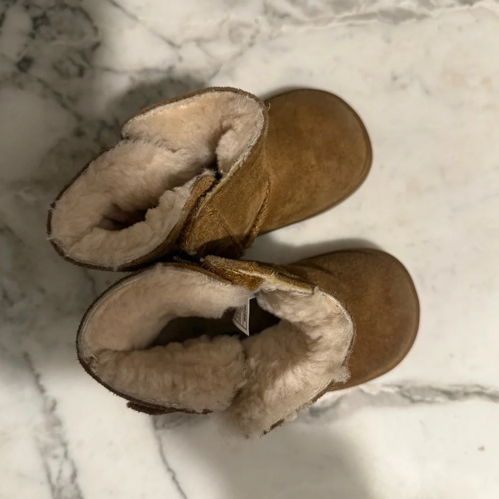 $13 ADD ON Ugg boots size 4c 5c‎ c5 c4 mid shearling uggs